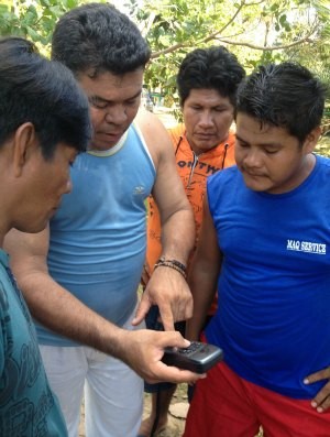 Indígenas de Guajará-Mirim treinam o uso de GPS (Foto: Suelen Corsino/G1)