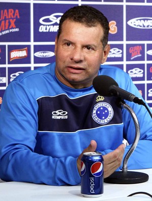 Técnico Celso Roth, do Cruzeiro (Foto: Denilton Dias/ Vipcomm)