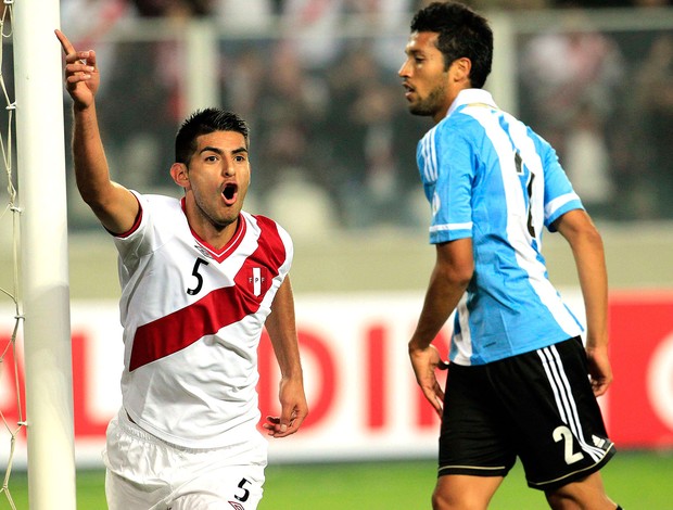 Carlos Zambrano, Peru x Argentina (Foto: Agência Reuters)