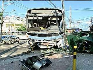 Polícia investiga outro acidente com ônibus que invadiu calçada no Rio (Foto: Reprodução/TV Globo)
