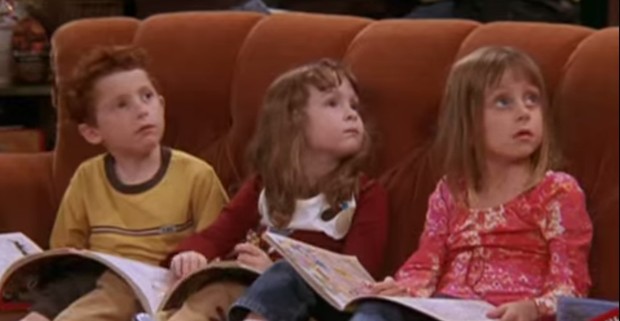 Cena de Friends com os trigêmeos sobrinhos de Phoebe (Foto: Reprodução)