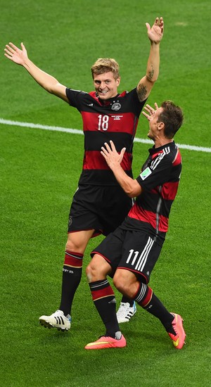Toni Kroos celebra o terceiro gol marcado pela Alemanha na partida (Foto: Jamie McDonald/Getty Images)