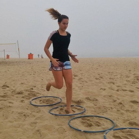 Bianca Salgueiro em treino na praia (Foto: Reprodução)