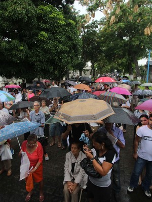 Apesar da chuva, movimentação 
é intensa em cemitérios do Rio (José Lucena/ Estadão Conteúdo)