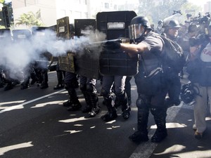 Polícia usa bala de borracha e bombas para impedir protesto na Zona Leste de São Paulo (Foto: Rodrigo Abd/AP)