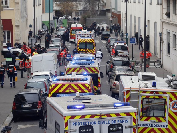 Rua da sede da revista 'Charlie Hebdo' é tomada por ambulâncias após o atentado a tiros à publicação satírica que eventualmente fazia piadas com o profeta Maomé (Foto: François Mori/AP)