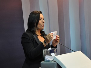 A jornalista Cláudia Bomtempo fez sorteio de temas de interesse da população para serem discutidos durante o debate (Foto: Adonias Silva/G1)