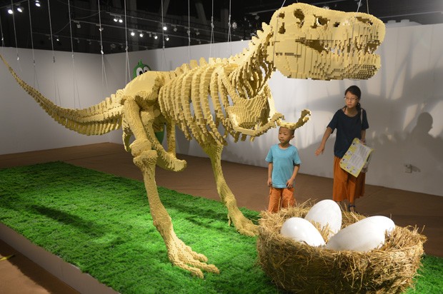 Esqueleto de tiranossauro feito completamente de lego é exibido na China (Foto: Peter Parks/AFP)
