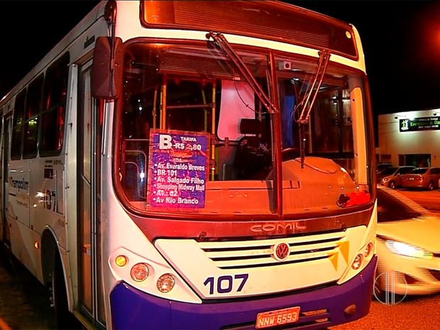 Ônibus foi assaltado noite desta quinta-feira (17) em Parnamirim, na Grande Natal (Foto: Reprodução/Inter TV Cabugi)