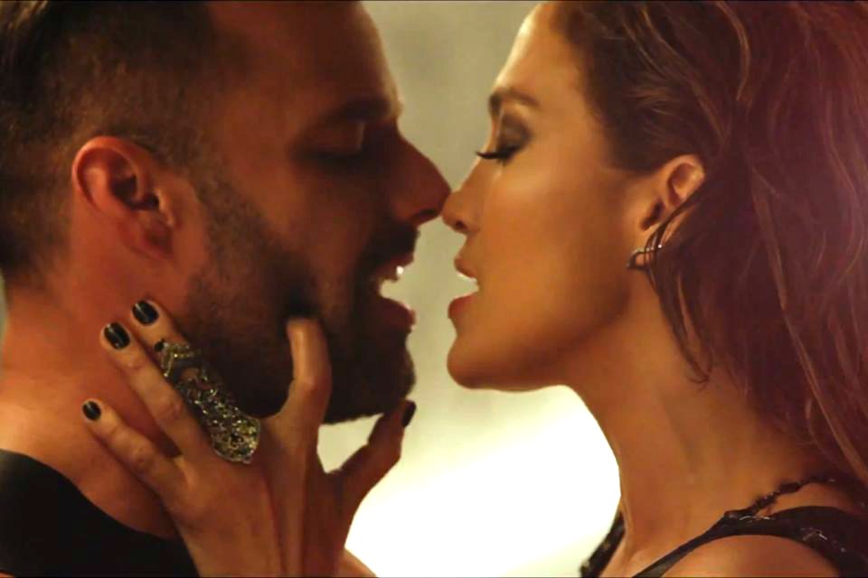 Ricky Martin e Jennifer Lopez em cena de 'Adrenalina'. (Foto: Reprodução)