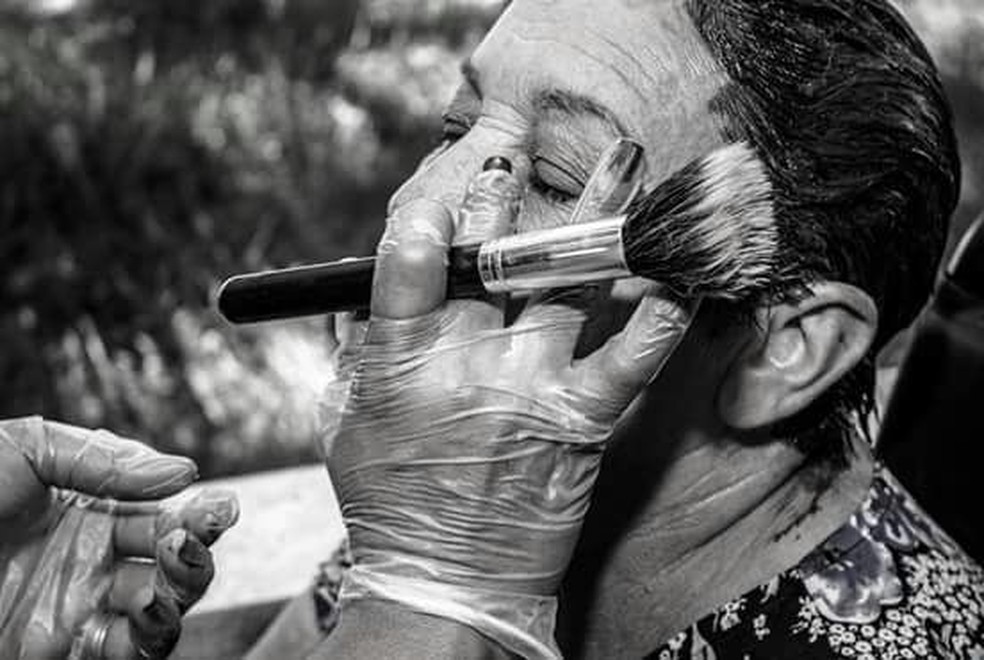 Dia de beleza foi registrado em fotografias que fazem parte da exposição (Foto: Jean Galvão / Divulgação )