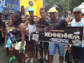 Wesley Almeida, segurando faixa do fã-clube (Foto: EGO)