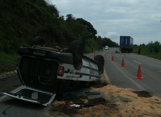 Carro da Suapi capotou ao tentar desviar de veículo que seguia na contramão  (Foto: Polícia Rodoviária Federal)