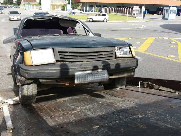 Carro foi encontrado na garagem encoberto por pano (Foto: Divulgação/Polícia Civil)