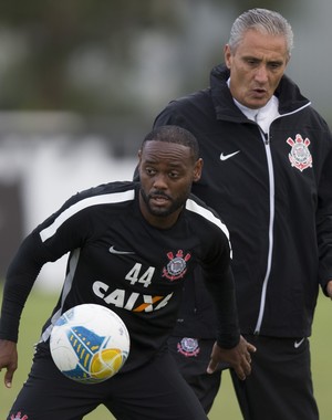 Tite cogita sequência, mas Romero pode perder vaga para Vagner Love