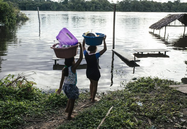 As mulheres usam o Tapajós para lavar roupa, louça e se refrescar nos dias quentes (Foto: Filipe Redondo/ÉPOCA)