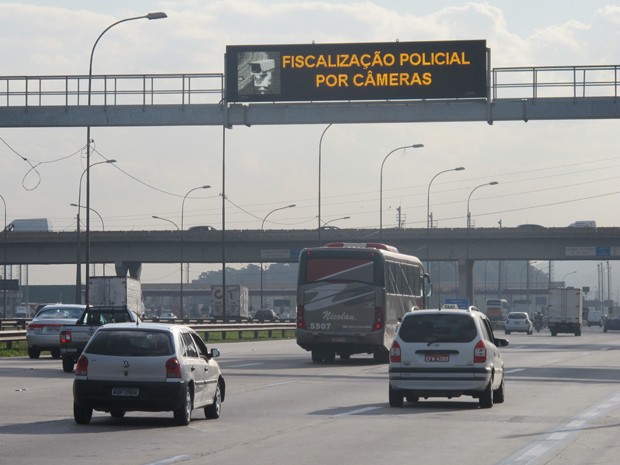 Motoristas são avisados sobre fiscalização por câmeras na Rodovia Castello Branco (Foto: Márcio Pinho/G1)
