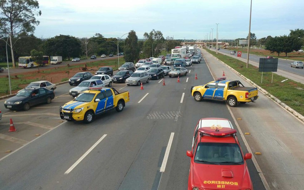 Trânsito interditado na altura do Catetinho, em Brasília, após acidente entre BRT e moto na manhã desta quarta-feira (7) (Foto: Graziele Frederico/G1)