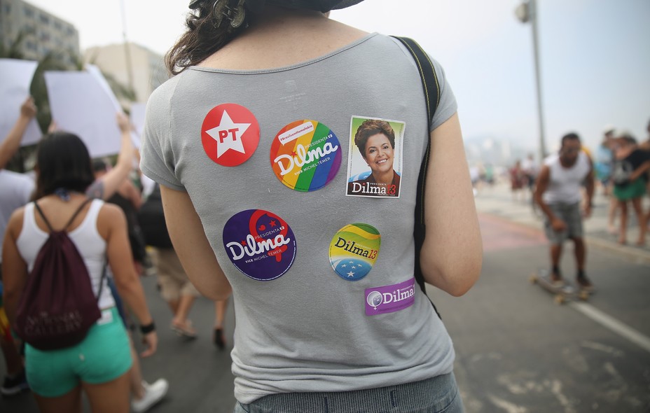 Militante usa adesivos pró-Dilma em marcha LGBT na orla de Copacabana, no Rio de Janeiro. Para se opor a Marina Silva, Dilma encampou a bandeira da criminalização da homofobia ao final do primeiro turno.  