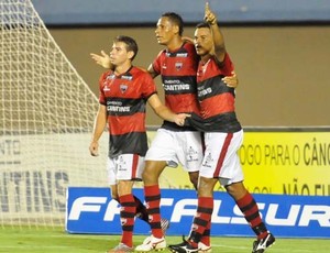 Diogo Campos, Marcão e Bida comemoram gol do Atlético-GO no Serra (Foto: Joelton Godoy / Atlético-GO)