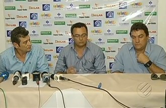 Darío Pereyra é apresentado no Águia ao lado de Ferrerinha e João Galvão (Foto: Reprodução/TV Liberal)