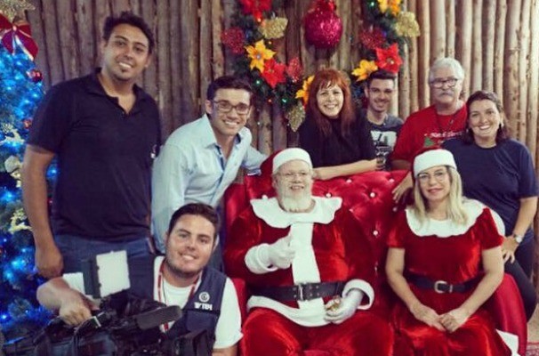 Parte da equipe do Revista de Sábado tietando o Papai Noel no programa de fim de ano (Foto: Fabiana Souza / TV TEM)