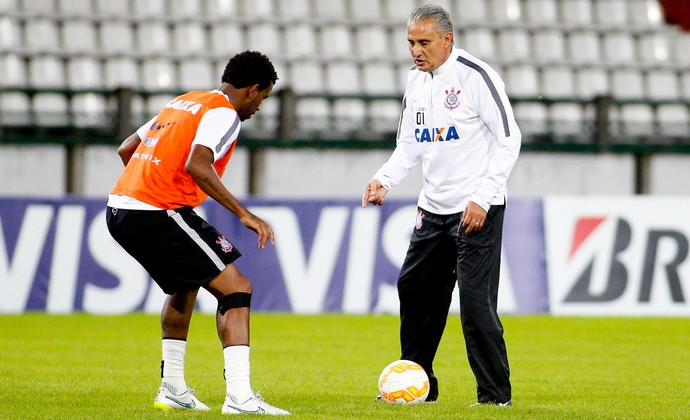 Convocado, zagueiro Gil é elogiado por Tite: