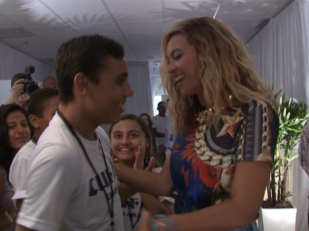 Crianças fizeram apresentações musicais para Beyoncé (Foto: TV Verdes Mares/Reprodução)