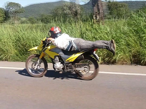 Motociclista pilota moto deitado e sofre acidente em MT; veja vdeo (Foto: Reproduo/TVCA)