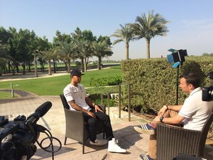 Lewis Hamilton dá entrevistas na manhã de segunda-feira após título em Abu Dhabi (Foto: Reprodução/Twitter)