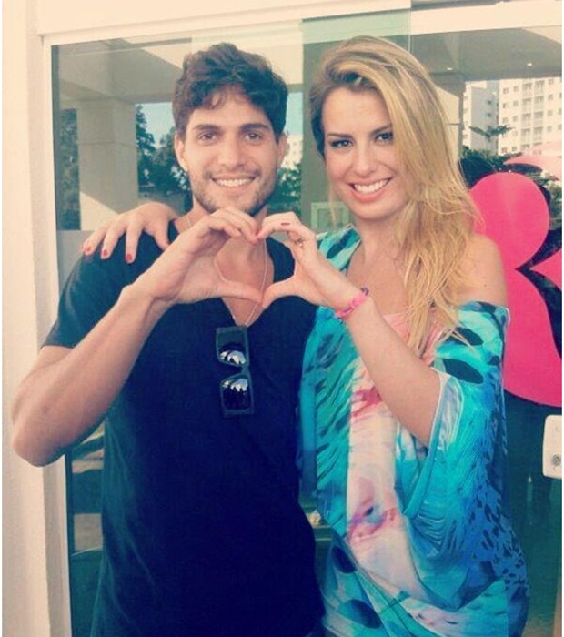 André e Fernanda fazem um coração com as mãos (Foto: Reprodução / Facebook)