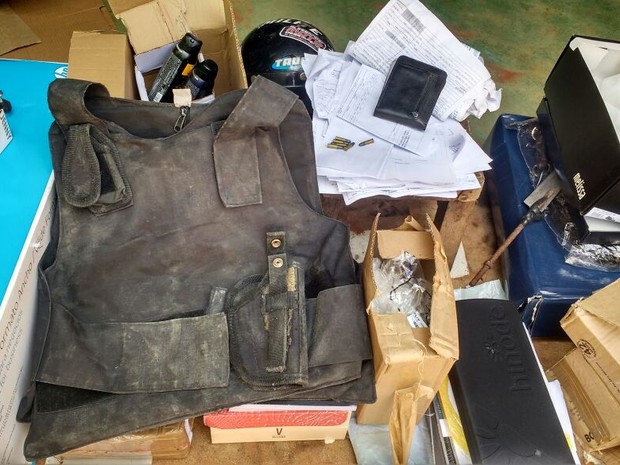 Produtos foram recuperados após assalto ao carro de entregas dos Correios (Foto: Divulgação/Polícia Militar) Produtos foram recuperados após assalto ao carro de entregas dos Correios (Foto: Divulgação/Polícia Militar)