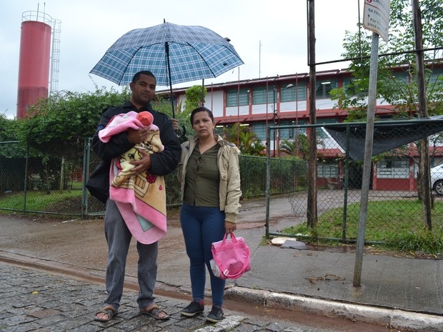 Ezequiel e Shiley com a filha Heloísa de 40 dias em um posto de saúde em Suzano (Foto: Douglas Pires / G1)
