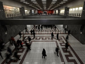 Passageiros circulam em estação de metrô em Atenas (Foto: Aris Messinis/AFP)