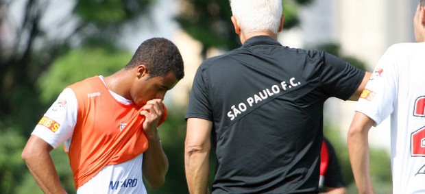 Leão conversa com Lucas durante o treinamento desta terça-feira (Foto: Anderson Rodrigues / GLOBOESPORTE.COM)