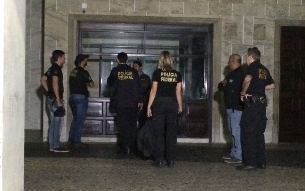 Agentes da Polícia Federal chegaram no começo da manhã ao apartamento de Marco Antônio (Foto: Fernanda Rouvenat / G1)