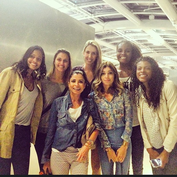 Ana Lima e Grazi Massafera com Adenízia, Dani Lins, Thaísa, Fabiana e Fernanda Garay no aeroporto Santos Dumont, no Centro do Rio. (Foto: Instagram/ Reprodução)