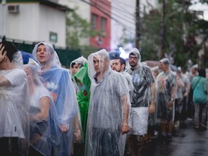 Fãs de Paul McCartney usam capas de chuva na fila para o primeiro dos dois shows do ex-Beatle em São Paulo (Foto: Marcelo Brandt/G1)