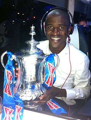 Ramires com a taça da Copa da Inglaterra (Foto: Divulgação)