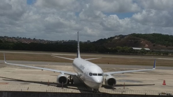 [Brasil] Carro de transporte de bagagem bate em avião no Recife e atrasa voo internacional Whatsapp-image-2017-02-24-at-12.11.09