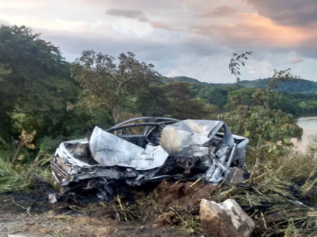 Carro incendiado, acidente, BR-265, Itutinga (Foto: Corpo de Bombeiros)