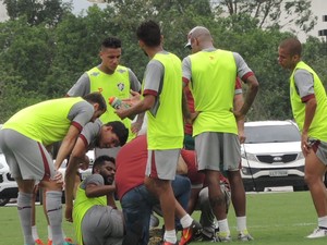 Renato Chaves fratura tornozelo em treino no CT do Fluminense (Foto: Hector Werlang) Renato Chaves fratura tornozelo em treino no CT do Fluminense (Foto: Hector Werlang)