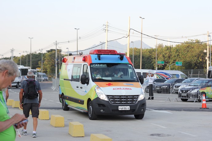 Sarah Menezes deixa Parque Olímpico de ambulância  (Foto: Diego Guichard)