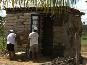 Banheiro é construído com sacos de areia (Foto: Reprodução/TV Gazeta)