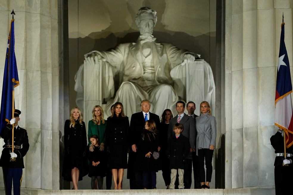 Donad Trump e sua família participam de evento no Memorial Lincoln, em Washington (Foto: REUTERS/Jonathan Ernst)