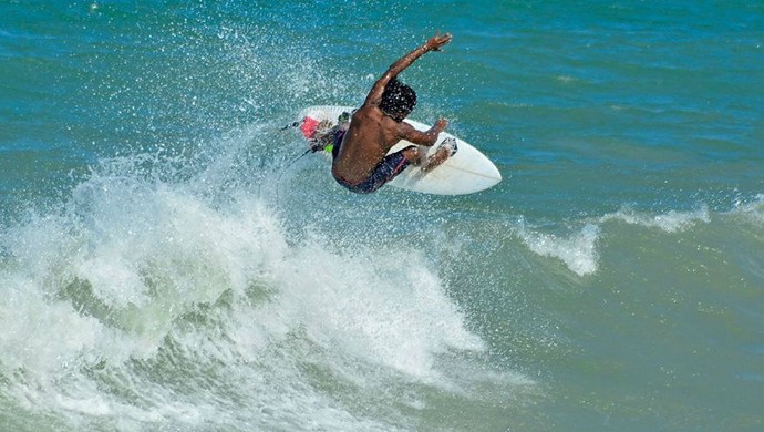 Emanoel Tobias surfe (Foto: Alexandre Ramos)