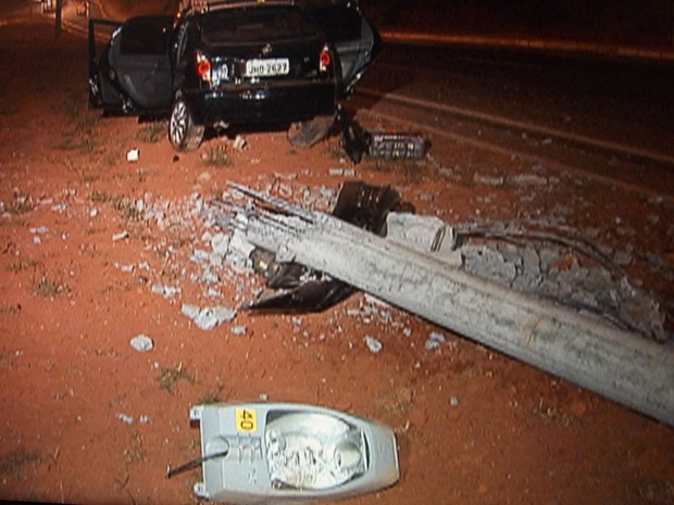 G Carro Derruba Poste Durante Acidente Na Regi O Do Grande Colorado