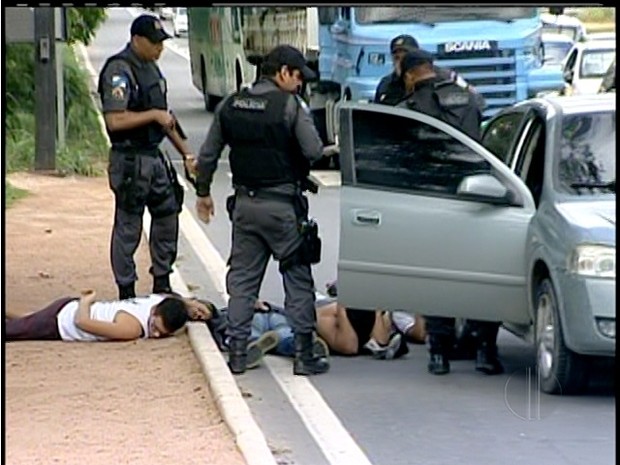 Homens foram pela PM a caminho de Macaé (Foto: Imagens / InterTV Alto Litoral)