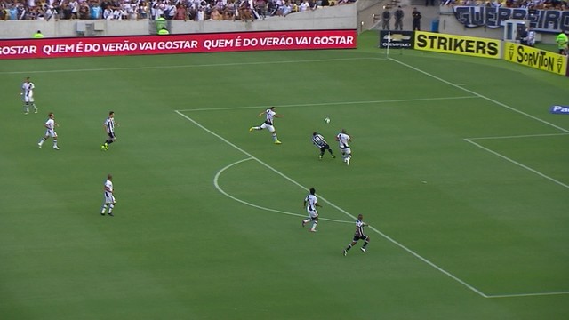 <p>
 Lelê cruza na área procurando Bill. O centroavante cabeceia, mas a bola vai sem perigo para Martín Silva.</p>
