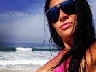 Solange Gomes exibe sua 'comissão de frente' na praia e pede elogio